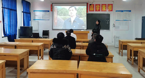 304am永利直属党支部集中学习观看                                “贯彻省第十二次党代会精神党员教育电视片”